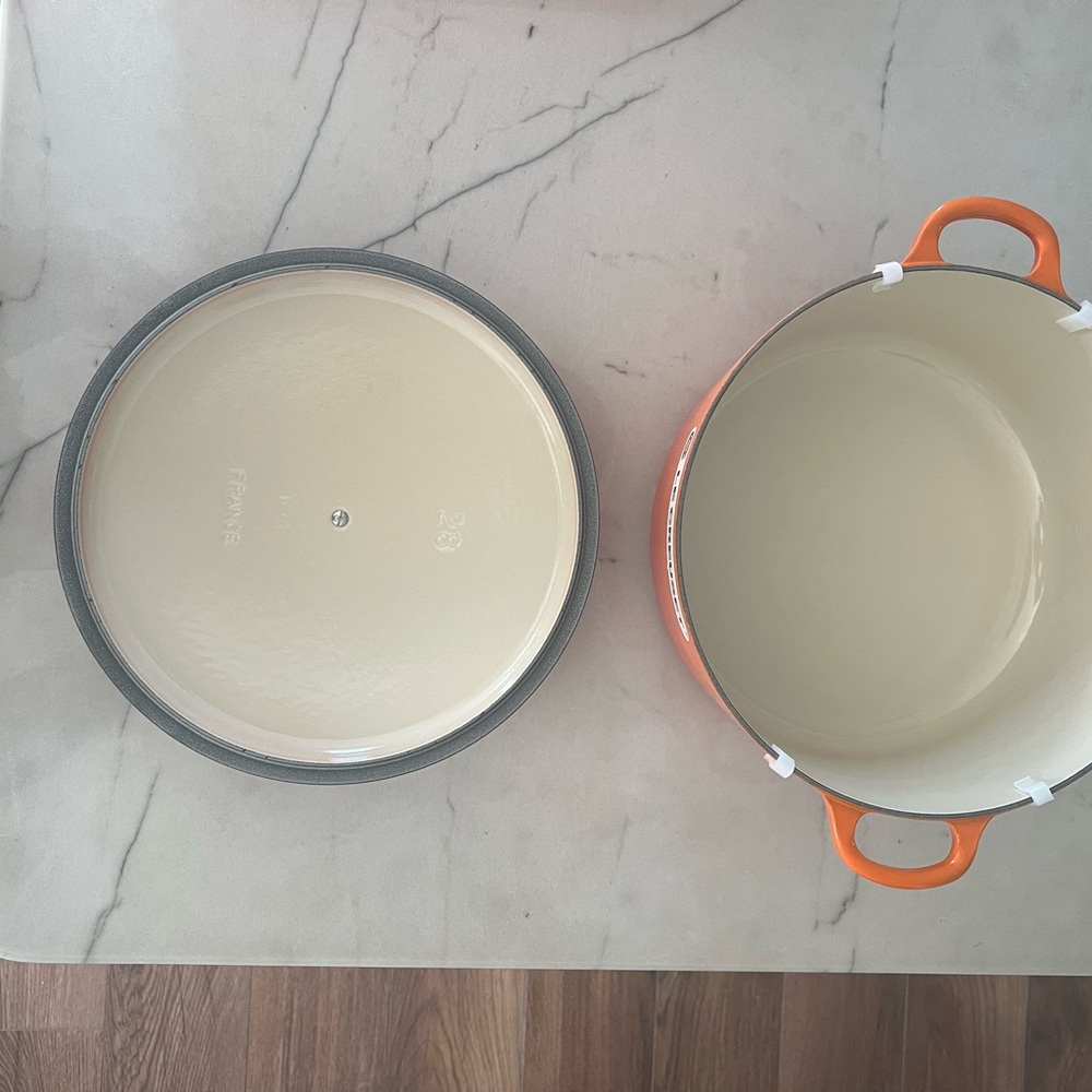 Le Creuset Flame Red Cast Iron Dutch Oven Never Been Used - Picture 3 of 4